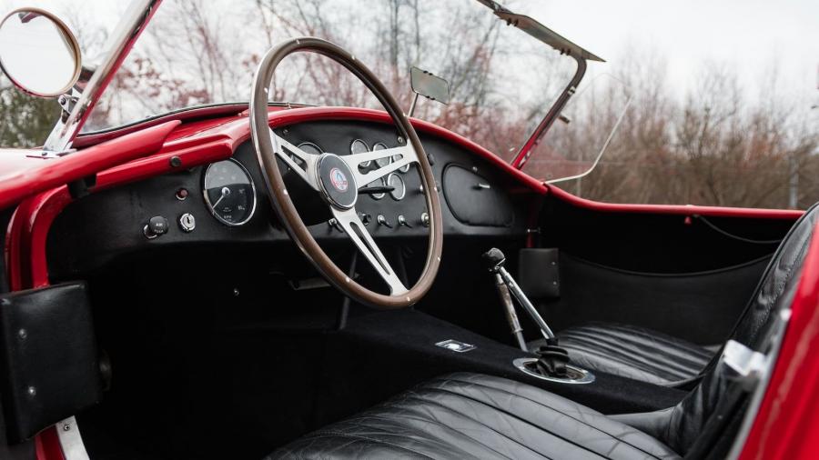 Интерьер Shelby Cobra 427 1966 года  (фото 19 из 27)